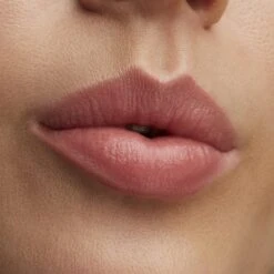 MAC Cosmetics Lustreglass Sheer-Shine Lipstick -Bobbi Brown || Lancome || Clinique Soldes Magasin mac cosmetics lustreglass sheer shine lipstick rouge a levres brillant 4