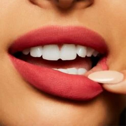 MAC Cosmetics Powder Kiss Liquid Lipcolour -Bobbi Brown || Lancome || Clinique Soldes Magasin mac cosmetics powder kiss liquid lipcolour rouge a levres liquide mat 3