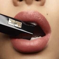 Yves Saint Laurent Rouge Pur Couture The Slim Velvet Radical 9 Yves Saint Laurent Rouge Pur Couture The Slim Velvet Radical -Bobbi Brown || Lancome || Clinique Soldes Magasin yves saint laurent rouge pur couture the slim velvet radical rouge a levres fin matifiant avec effet cuir 2